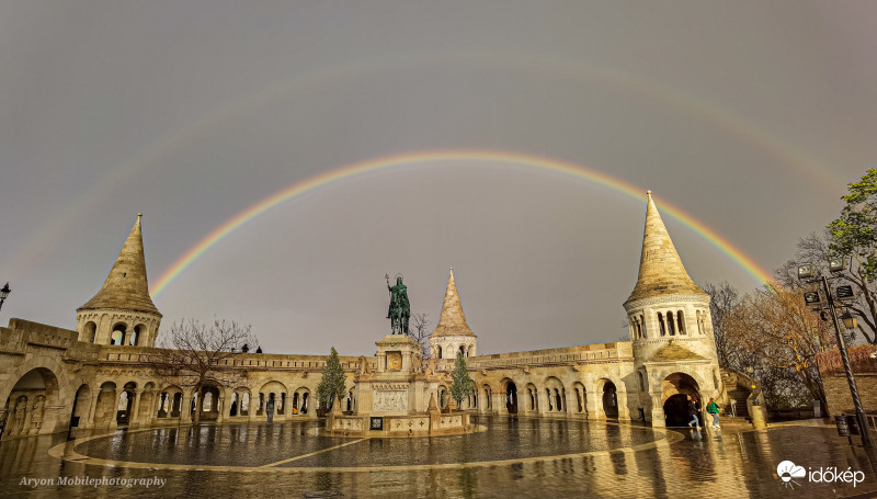 Dupla szivárvány es Szent István szobra a várfalnál