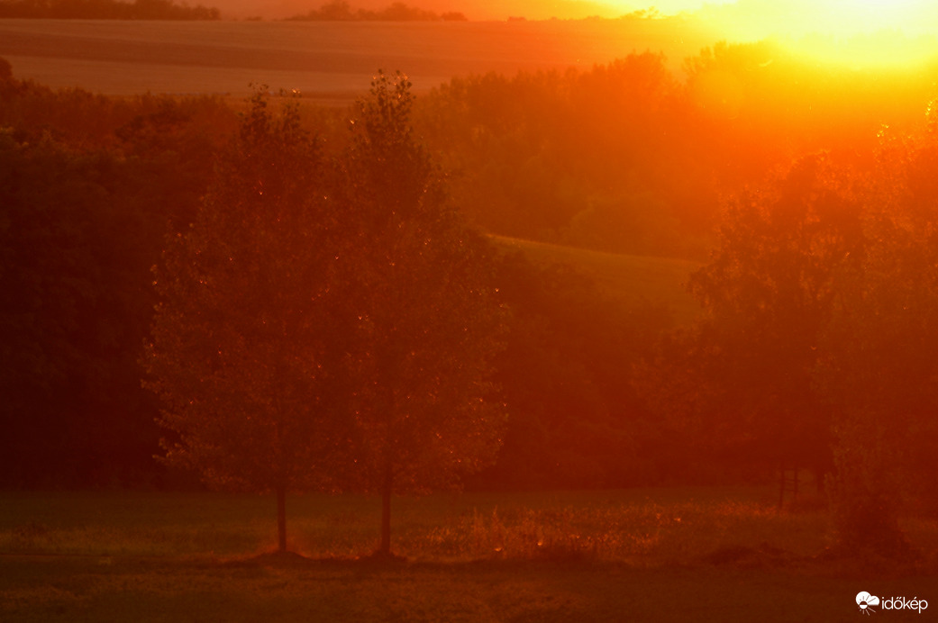 Fényárban naplemente idején.