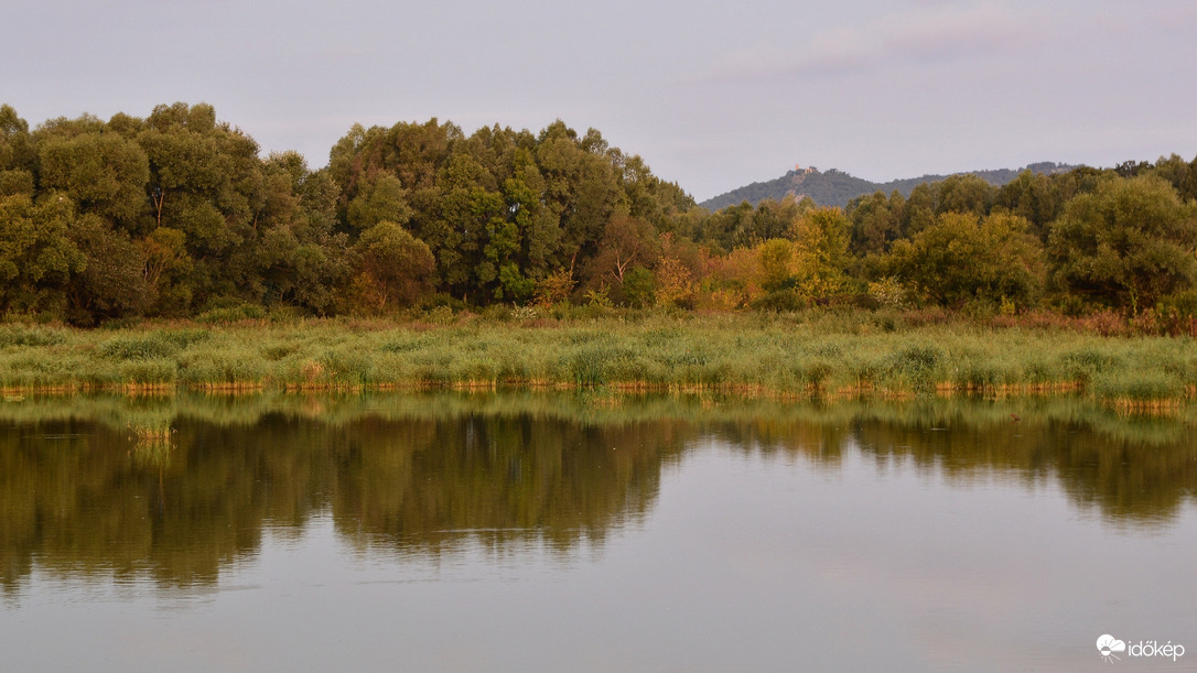 Őszi reggel a tónál.
