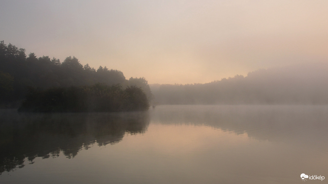 Őszi reggel a tónál.