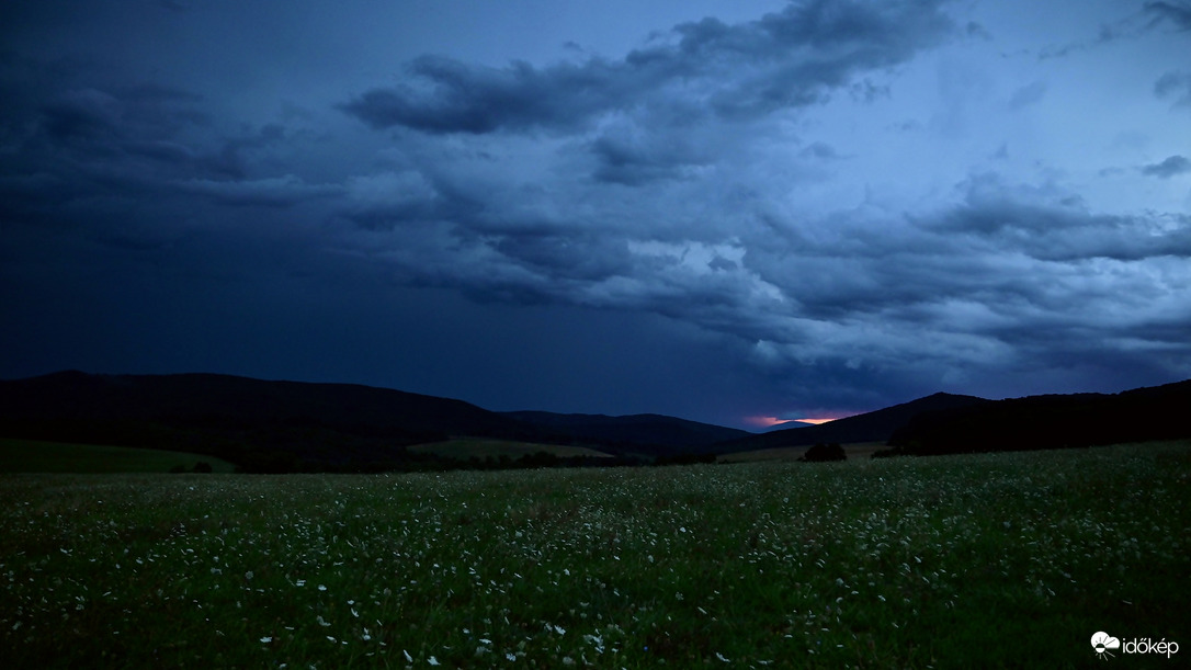 Hajnali felhővarázs.