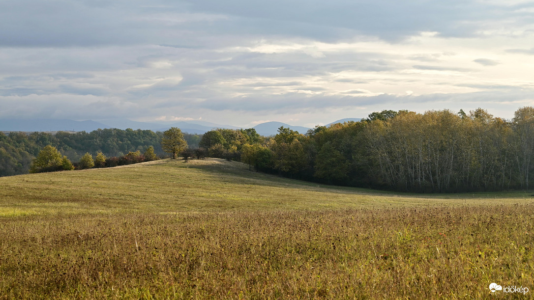 Napfényes őszi táj.