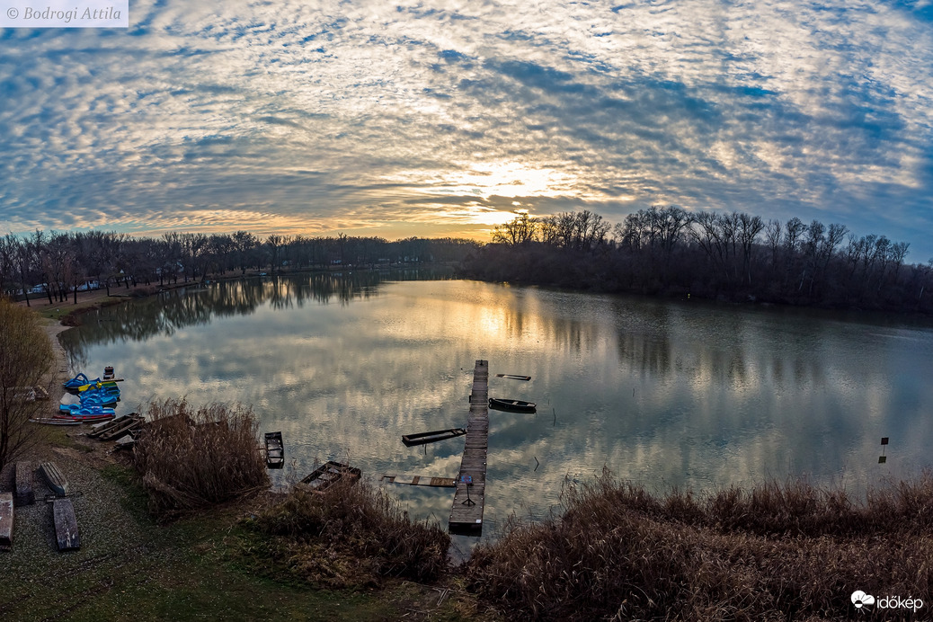 Melegfronti felhőzet úszott a holtág fölé