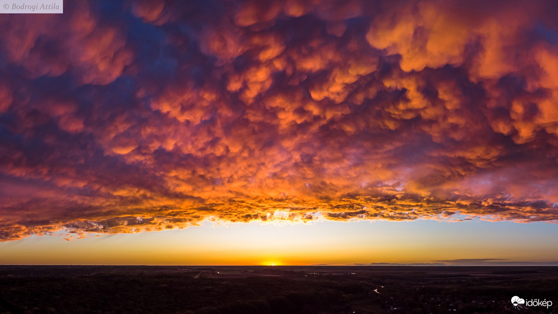 Föld és mammatus felhők között