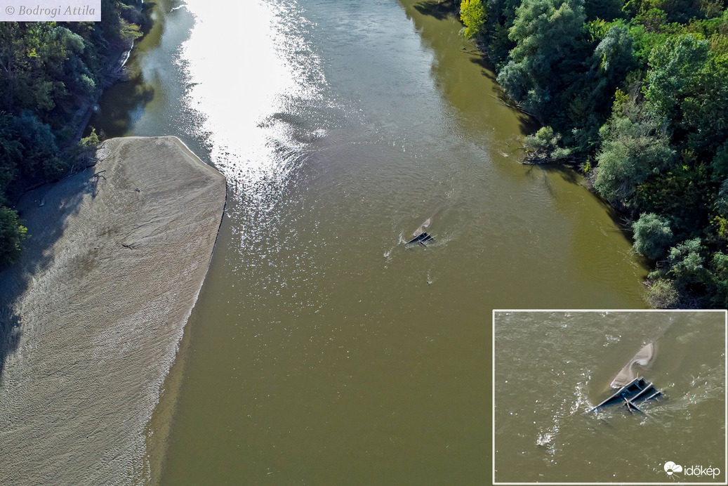 Hajóroncs bukkant elő a Marosban