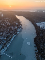 Meleg színek a jeges naplementében 