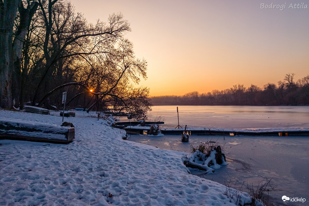 Meleg színek a jeges naplementében 