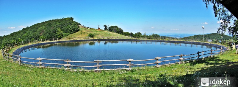 Víztározó a sípark csúcsán