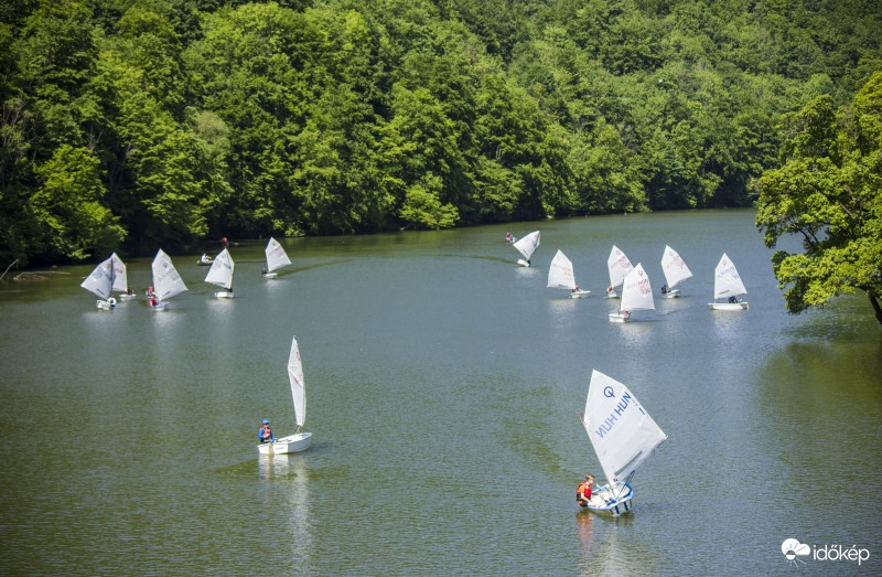 Vitorlások a Hámori-tavon