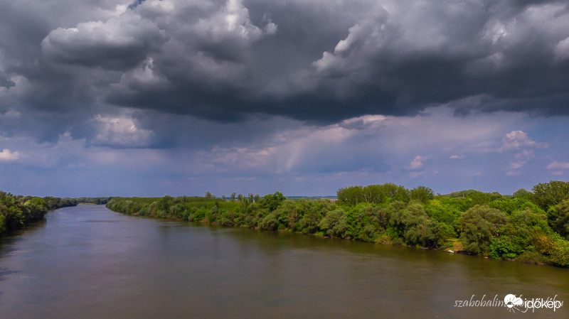 Esőfelhők a Tisza felett