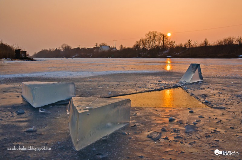 Napnyugta a befagyott Holt-Tiszáról nézve