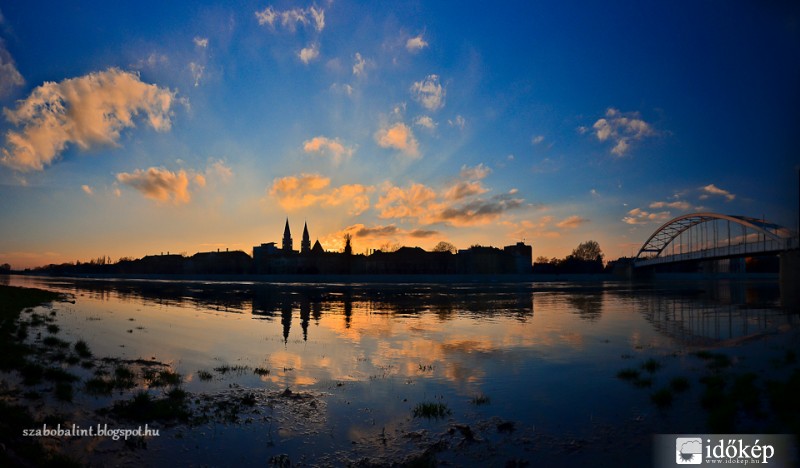 Az áradó Tisza Szegednél ma napnyugtakor.