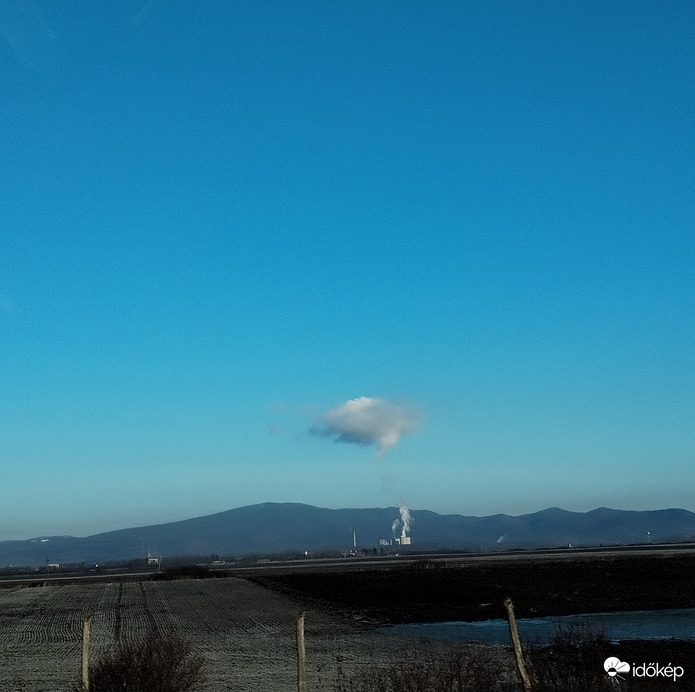 Csak egy felhő, az erőmű felett.... 