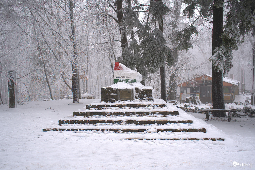Itt még a hó az úr