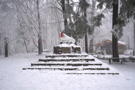 Itt még a hó az úr