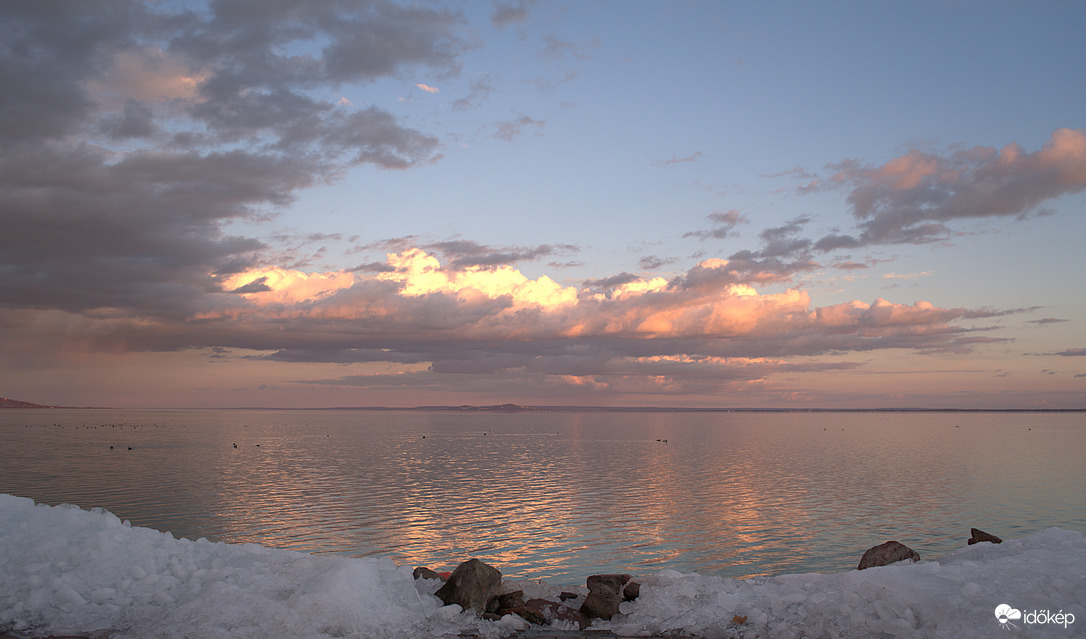 Egy kis jég jégmaradvány a parton