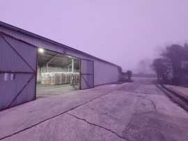 Lila maga a raktár.