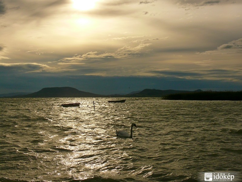 A Balaton ma este hét órakor