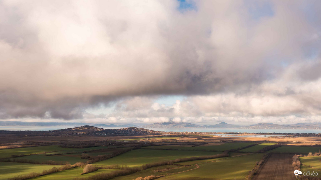 Felhők mögött a Badacsony