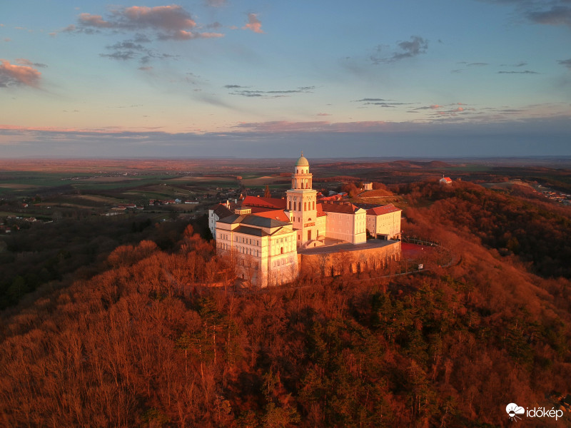 Pannonhalma a lemenő nap fényében