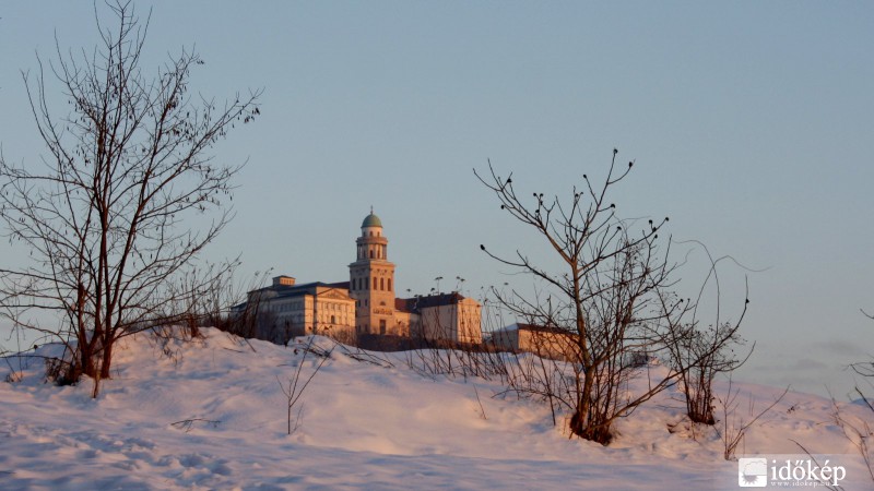 A lemenő nap fényében 
