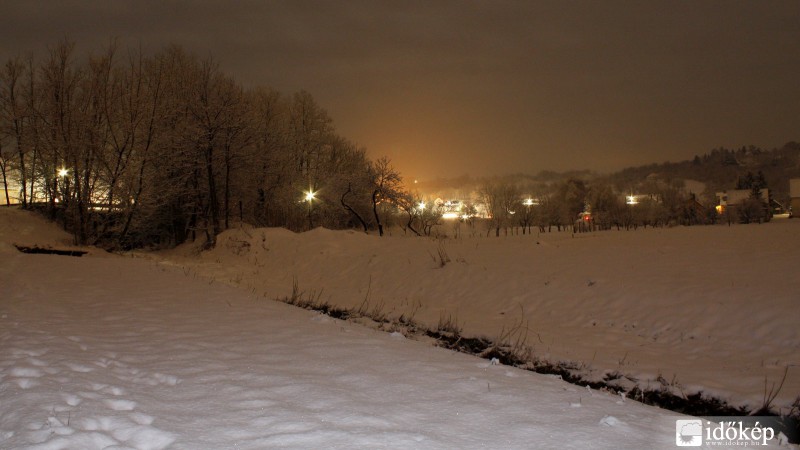 Téli tájkép a lámpák fényében