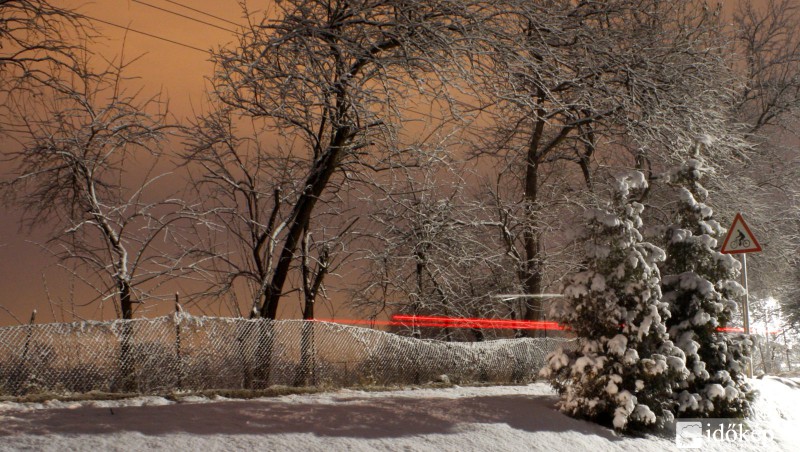 Téli tájkép a lámpák fényében