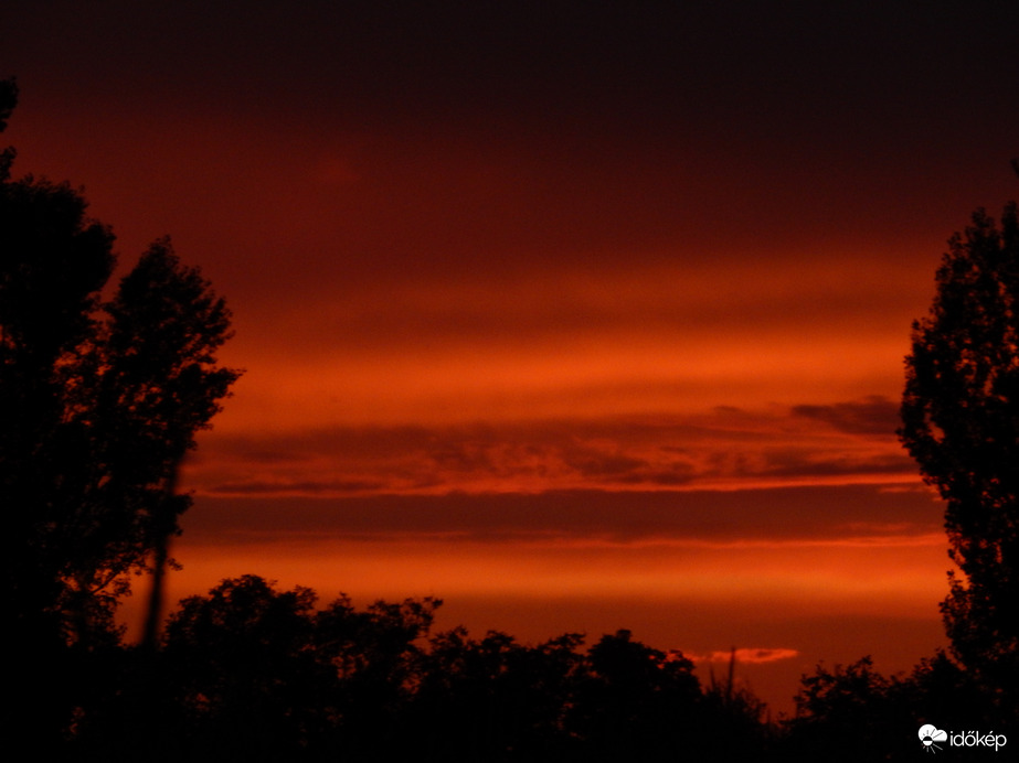 Gyönyörű vörös naplemente