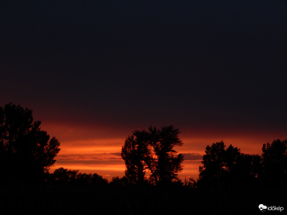 Gyönyörű vörös naplemente