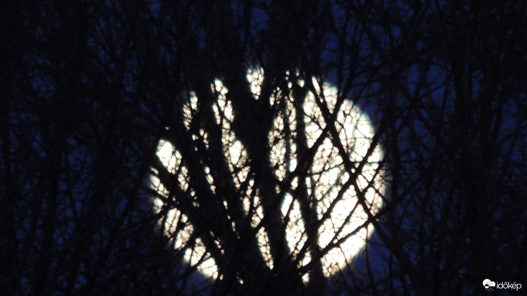 A Hold  mindig "szuper"...