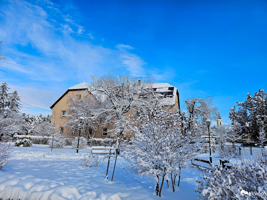 Kék ég és fehér takaró