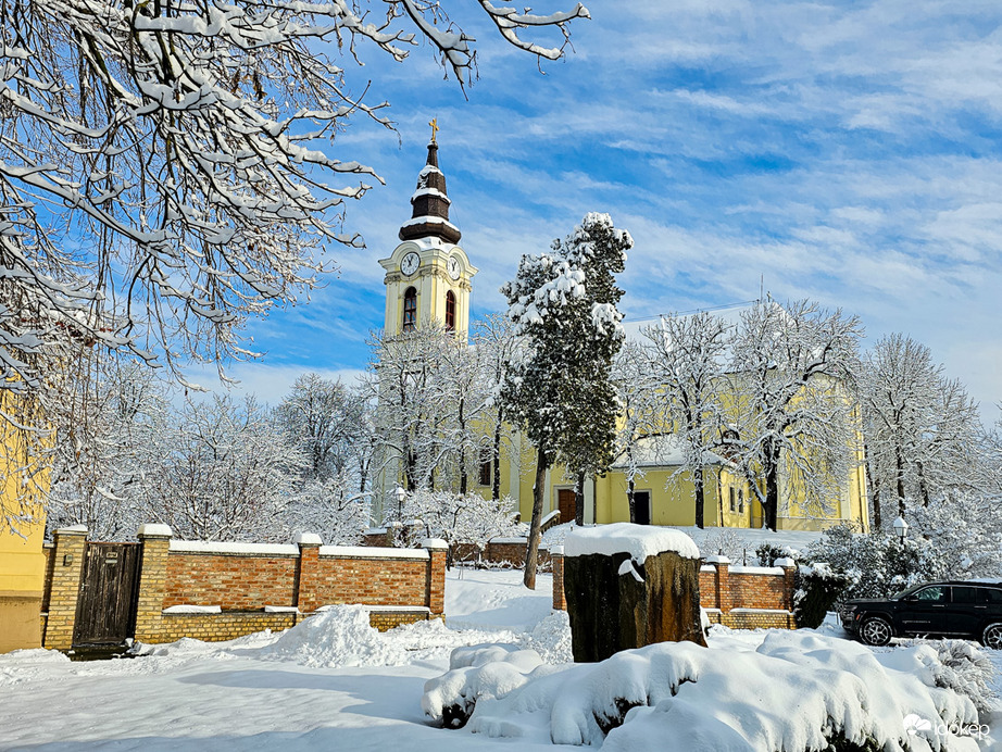A jászjákóhalmi templom havas köntösben