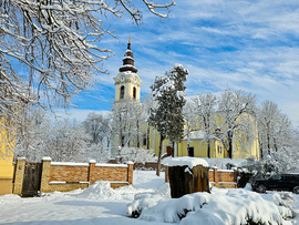 A jászjákóhalmi templom havas köntösben