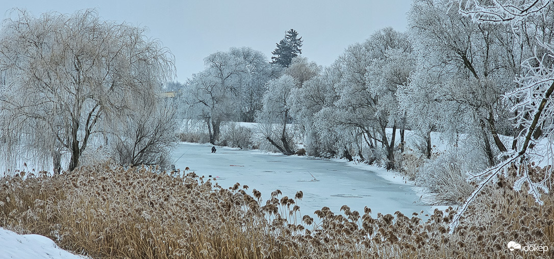 Egy, csak egy legény guggol a vidéken...