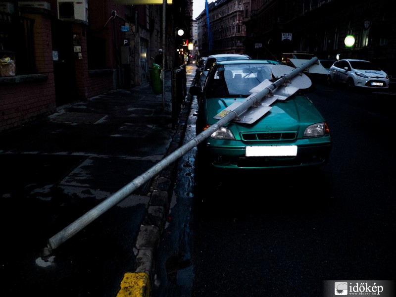 Kidőlt oszlop a Hegedűs Gyula utcában