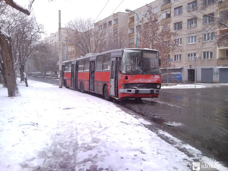 Ütközött a 81-es troli Zuglóban
