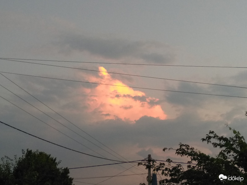 Esti világító felhő