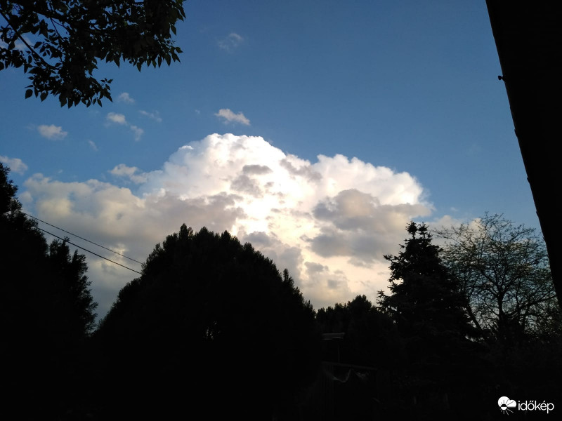 Égkép az udvarról