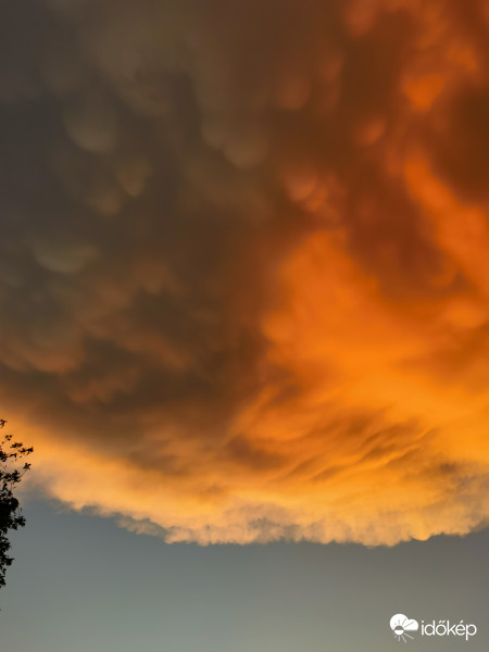 Zivatarfelhő mammatusokkal