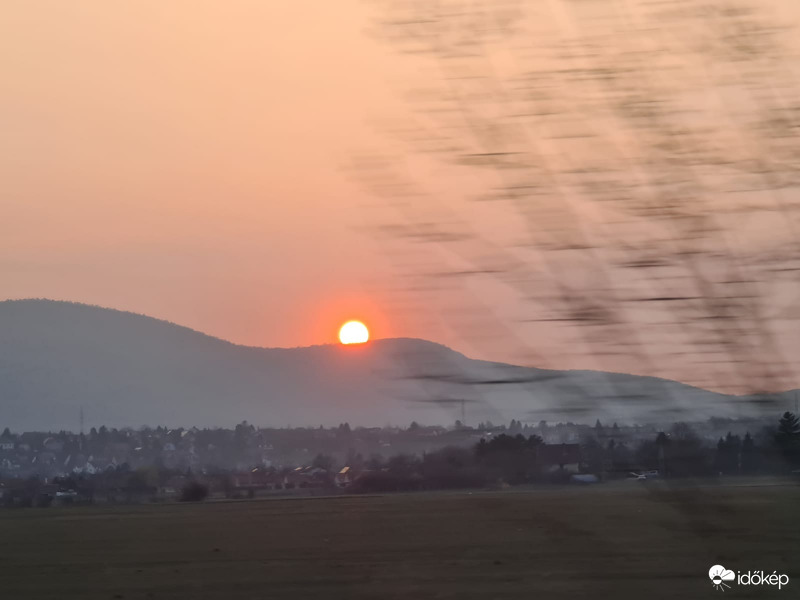 Naplemente a 11-es főúton 