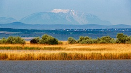 A Schneeberg reggei látványa Sarródról, a Fertő-Hanság Nemzeti Parkból