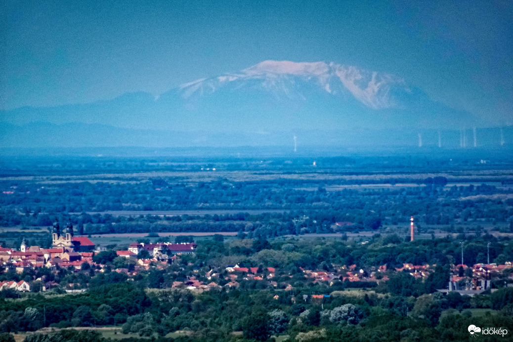 A Schneeberg és a pápai Nagytemplom