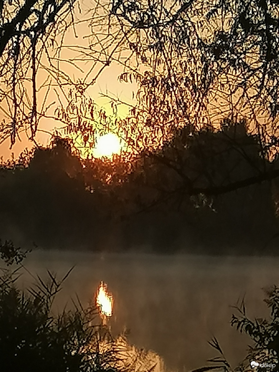Őszi reggel a tónál 