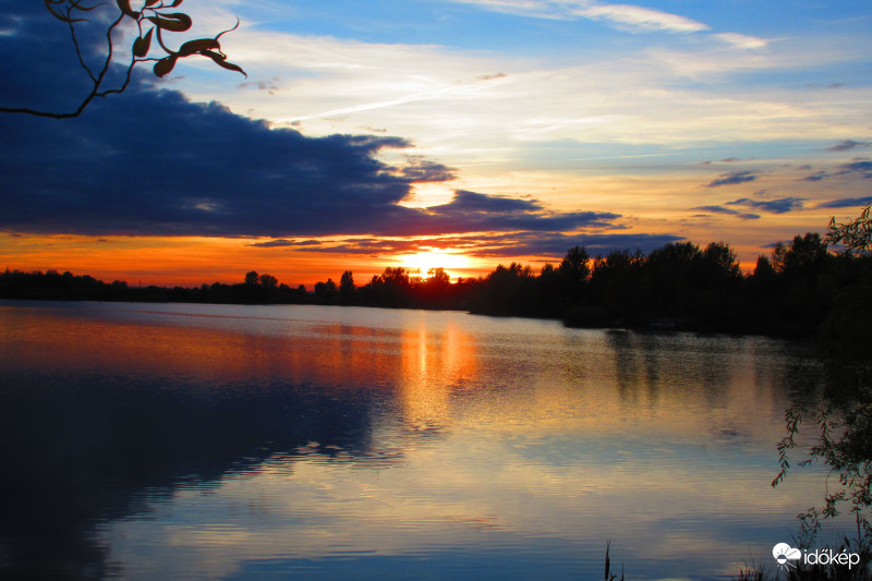 Őszi napnyugta távolról