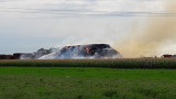  villámcsapás után ezer szalmabála lángol Dör határában. 