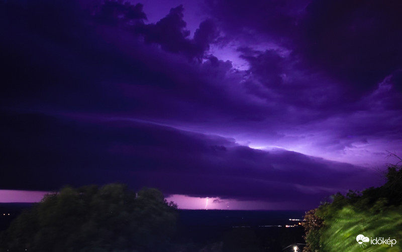 Villanás a felhőben