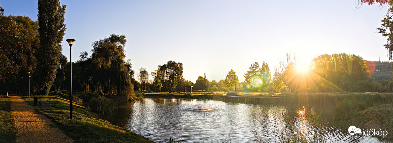 Reggel a tabi csónakázótavon