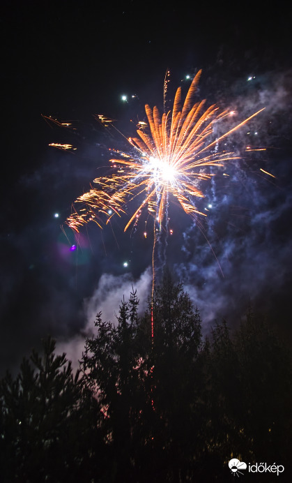 Derült tűzijáték köddel és füsttel
