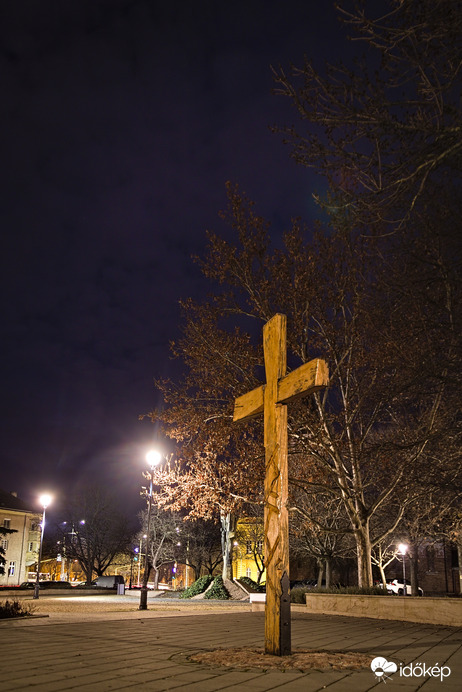 Katyn emlékmű felhős éjszakán