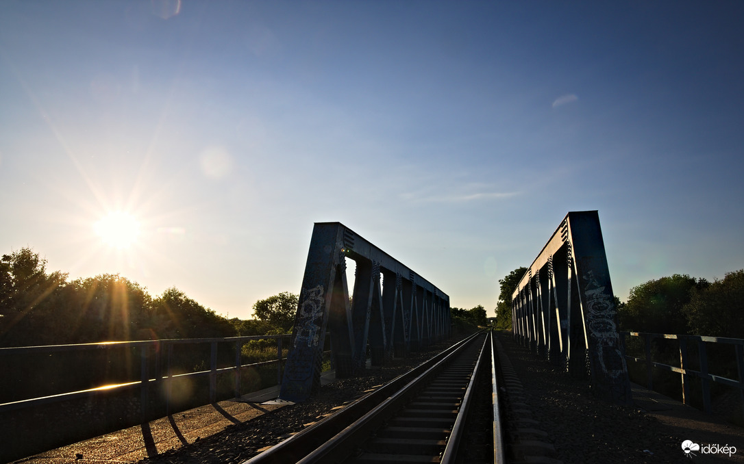 Nyár a sínek mellett :)